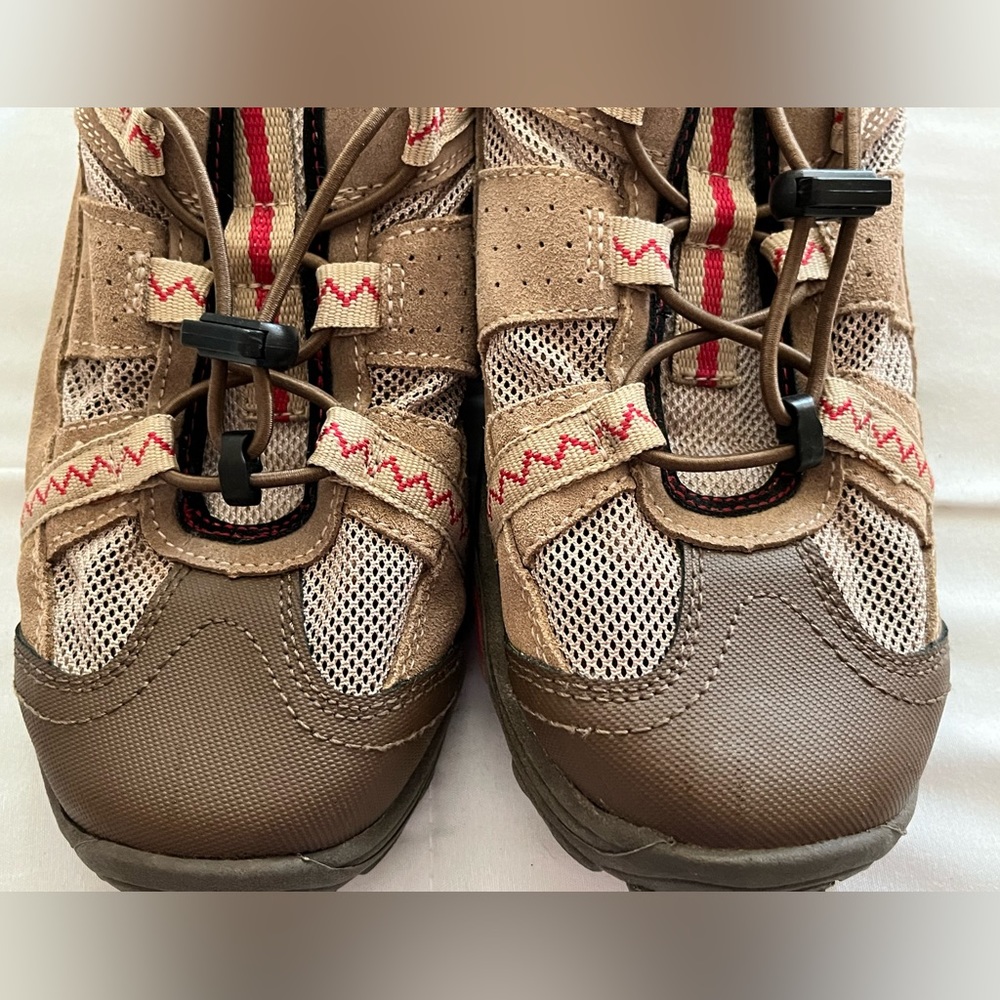Lands’ End boys trekker shoes size 6W